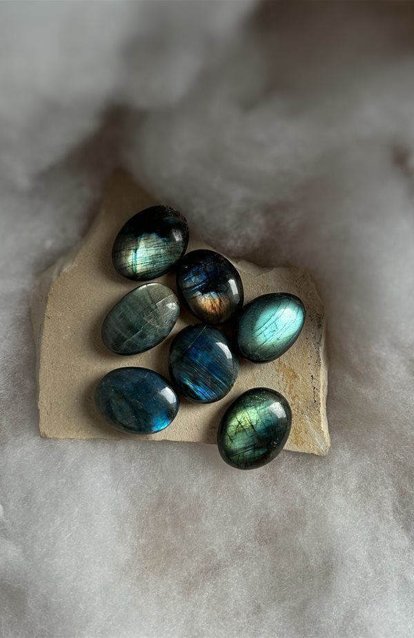 palm stone in Labradorite arcobaleno