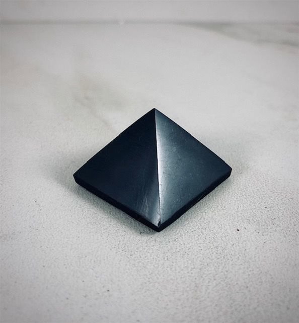 Mineraali 30-60mm naturale Shungite piramide energetica torre nera punto di  guarigione generale stregoneria pietre mascotte decorazioni per la casa -  AliExpress